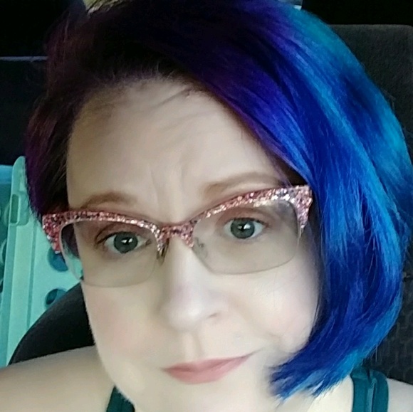 Meet your Posher, Nicole - Picture 1 of 1